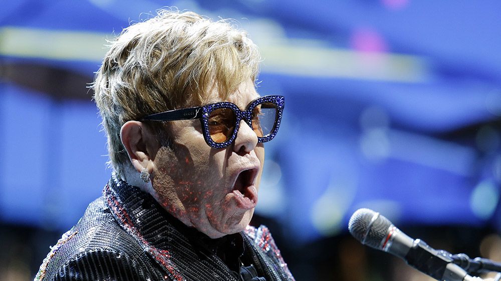 Elton John má zdravotní problémy. Odkládá evropskou část turné